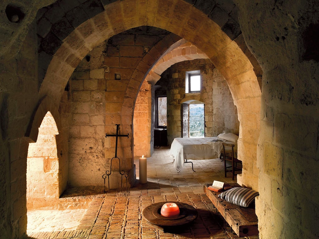 Un hotel difuz: Sextantio, Le grote della civita