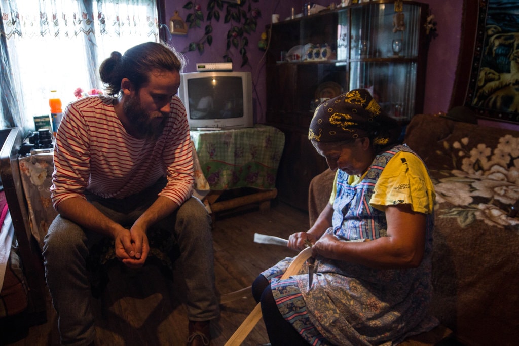 Doi designeri suedezi au străbătut România în căutare de meșteșugari romi