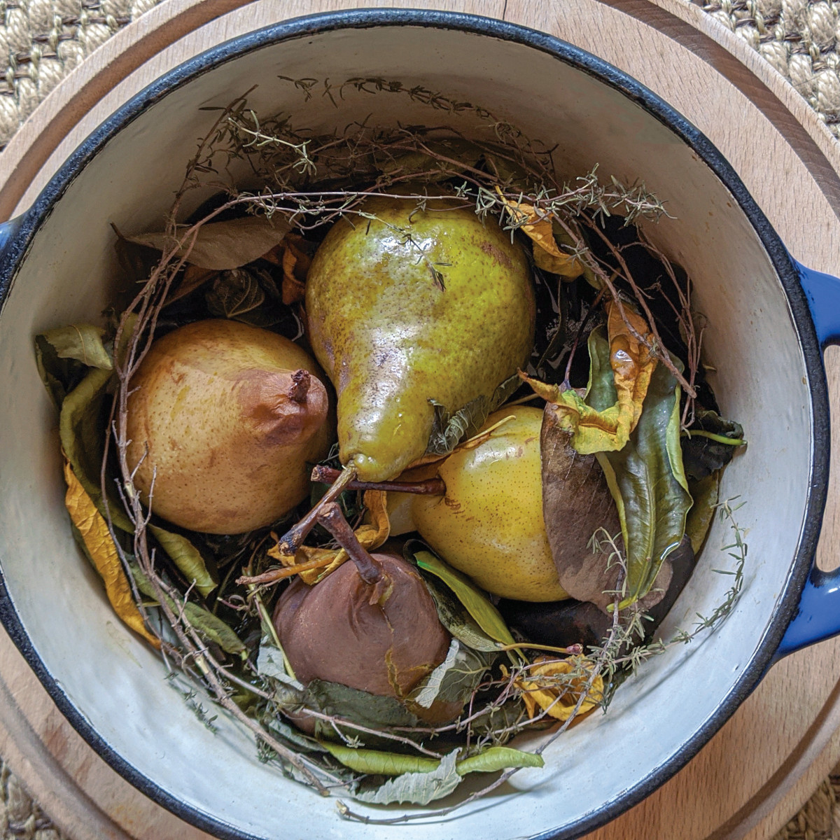 Pere coapte în frunze.