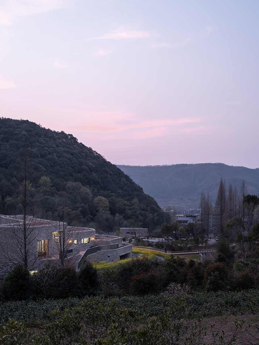 poza_text_3_16 Mountain foot at dusk © ZYStudio