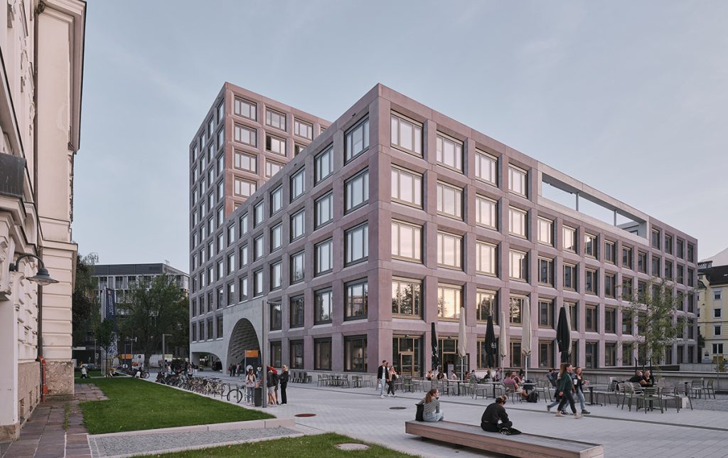 „Mai mult oraș, mai puțin asfalt”. Ágnes Heller Haus, o clădire-manifest pentru spații urbane deschise