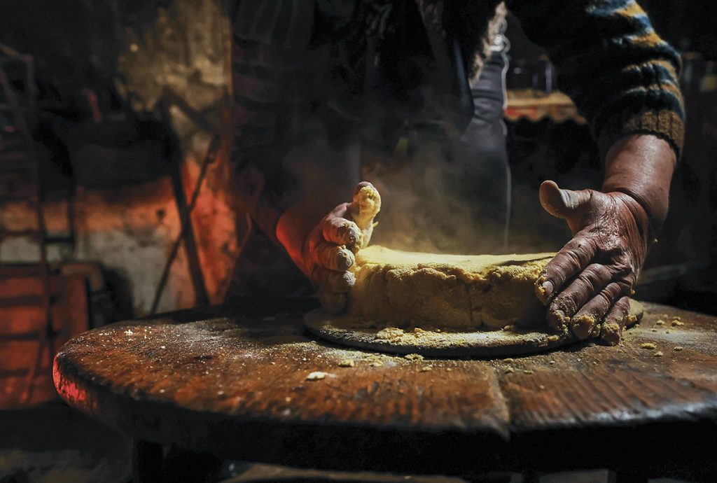 „Bucătăria hoinară”. Călătorie gastronomică prin lentila  fotografică a lui Răzvan Voiculescu