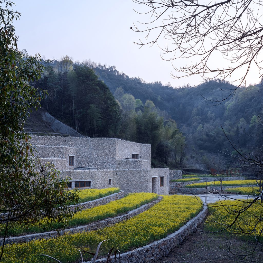 Limita estompată dintre natură și cultură. Muzeul Qingxi, China