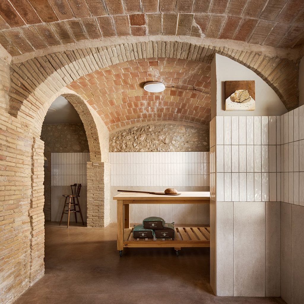 O brutărie artizanală în spațiul unui fost depozit. Forn Lleva’t, Avinyonet de Puigventós, Spania