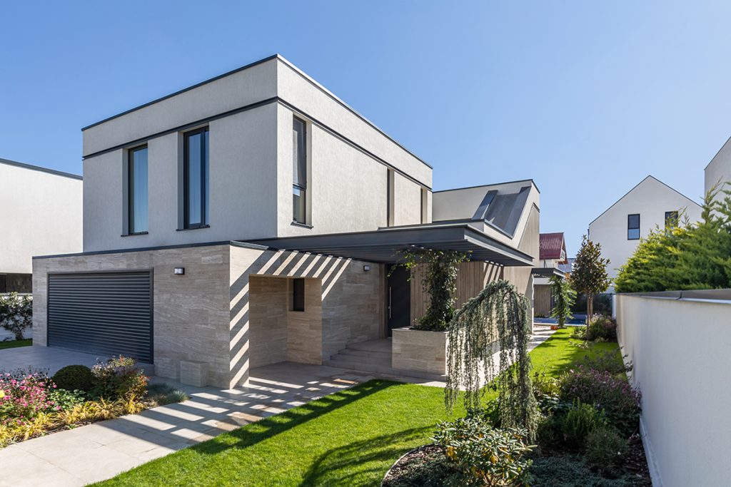 O casă cu o inimă verde