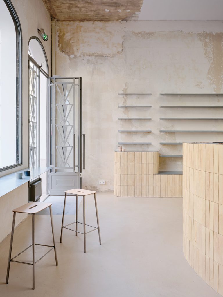 Cafea, nostalgie și geometrie. Anbassa, Pantin, Franța