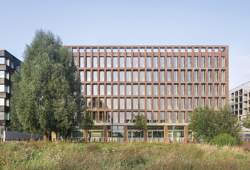 Dosar #213: Cărămidă, lemn, transparență