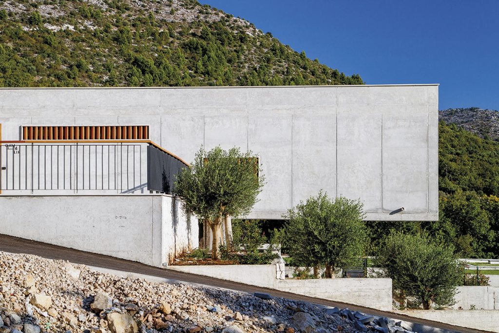 Hotel Osmolis sau grația solară a betonului