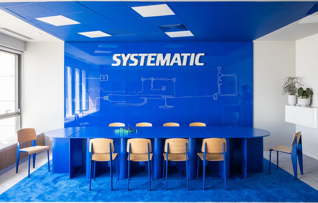 Albastru electric și spirit hygge la birou. Sediul Systematic, București