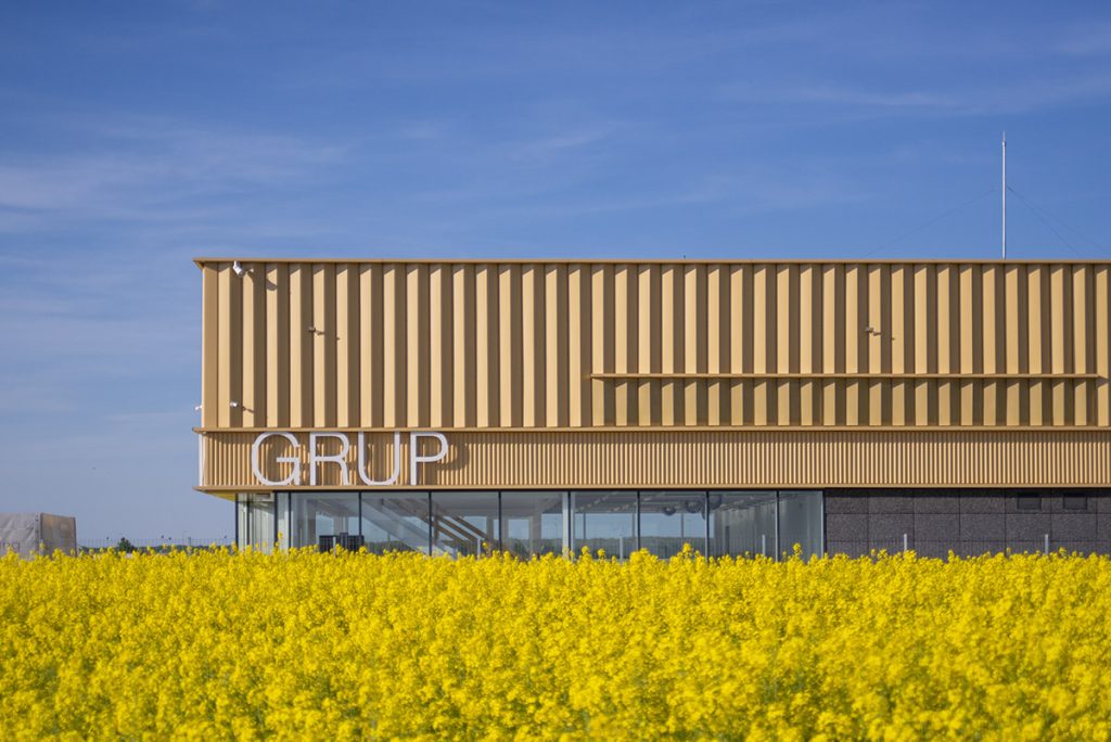 Obiect arhitectural liniar în peisaj. Sediul Aragon Grup