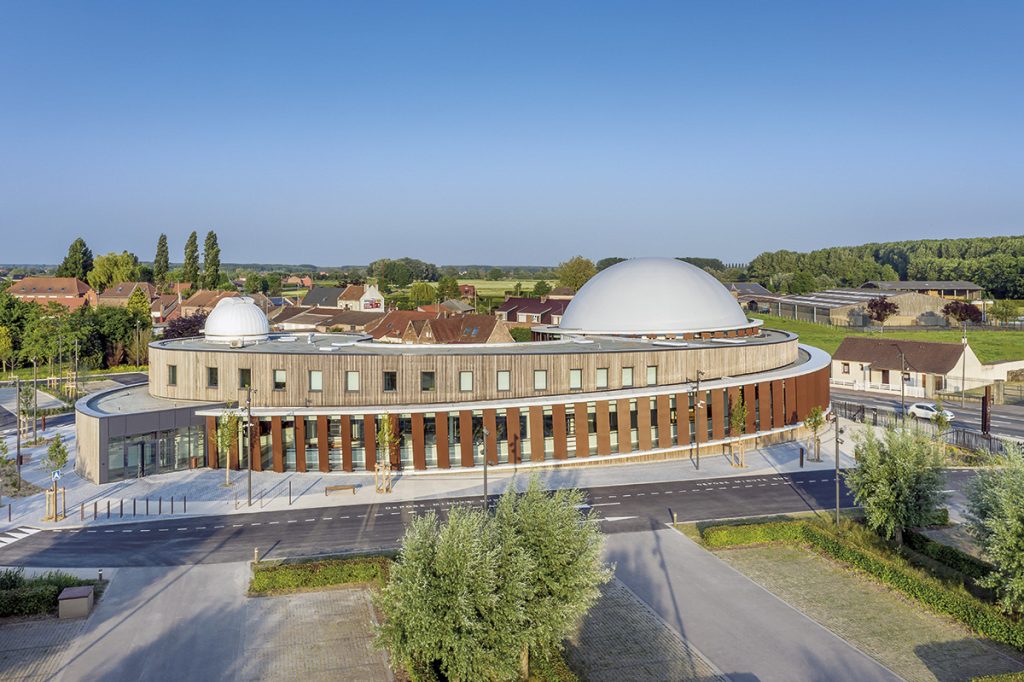 O elipsă în timp și spațiu: planetariul și observatorul Orionis