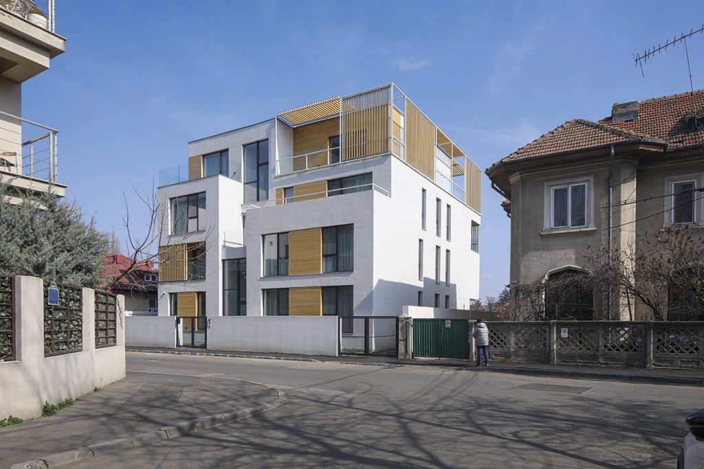 Stop-cadru pe orașul-palimpsest:  imobil lângă Velodrom