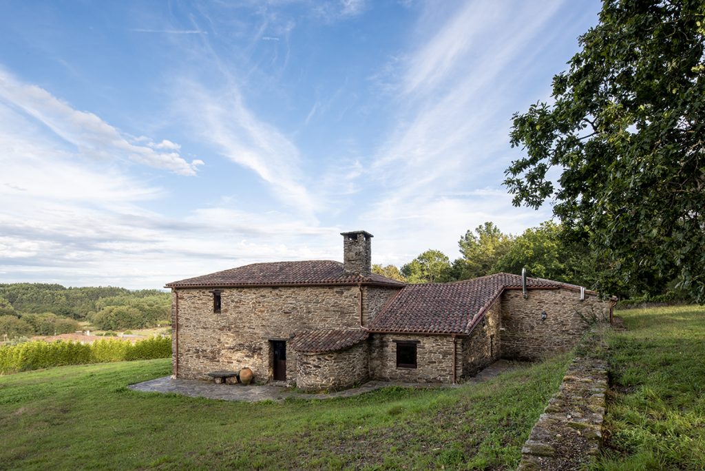 Tradiție, natură și confort contemporan. Casă veche transformată în reședință de vacanță în Galicia, Spania