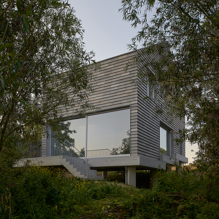 Spațiul dintre locuință și râu, în țara apelor. Cascade, Olanda