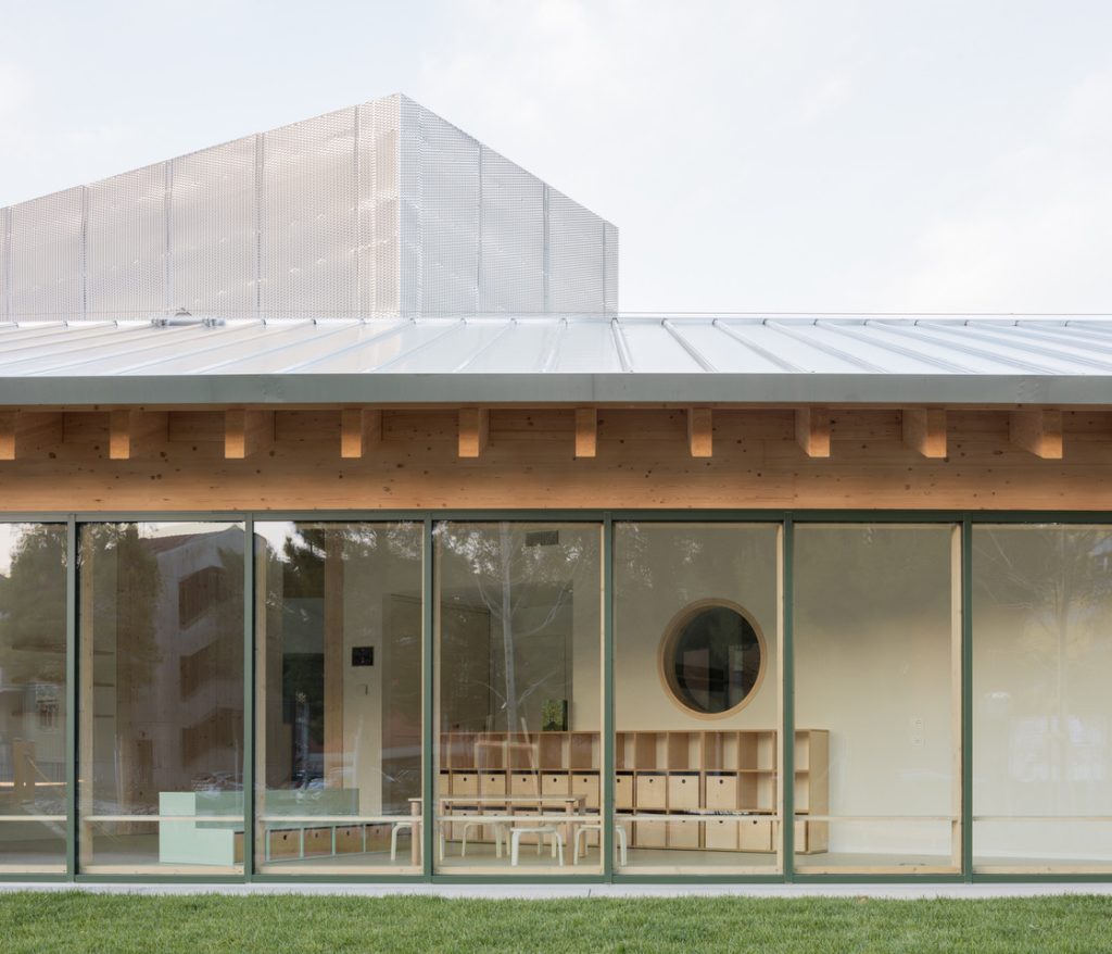 Arhitectura ca mod de revitalizare a procesului educational. Grădiniță în Sforzacosta, Macerata, Italia