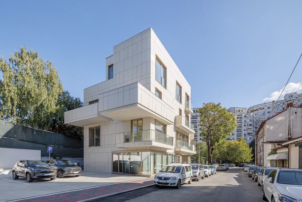 Un bloc-boutique în spatele  „cortinei de beton”