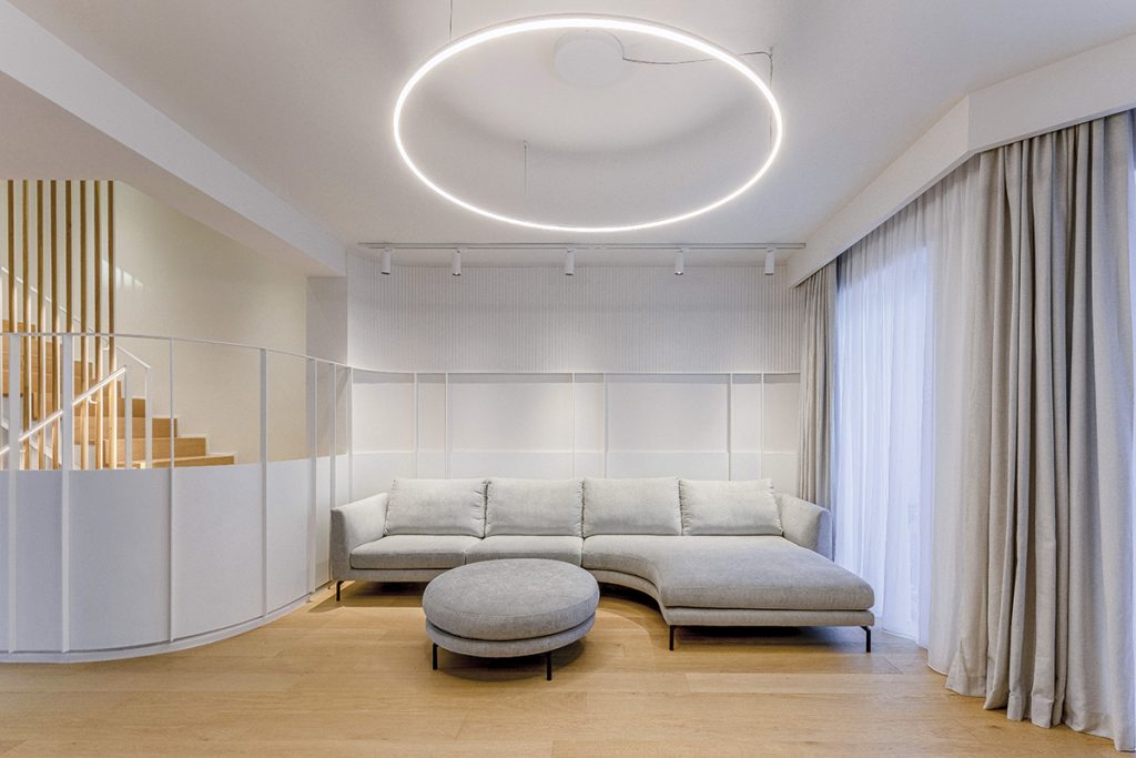 O casă. O scară. O harpă