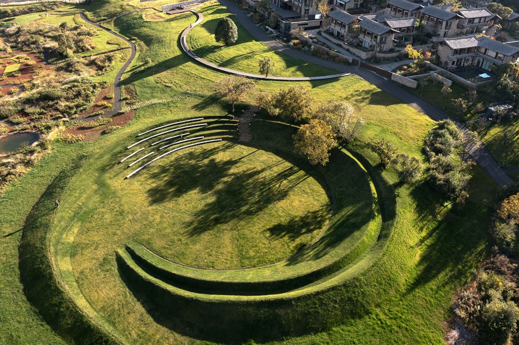 Două grădini, două moduri diferite de a interacționa cu peisajul natural și cultural