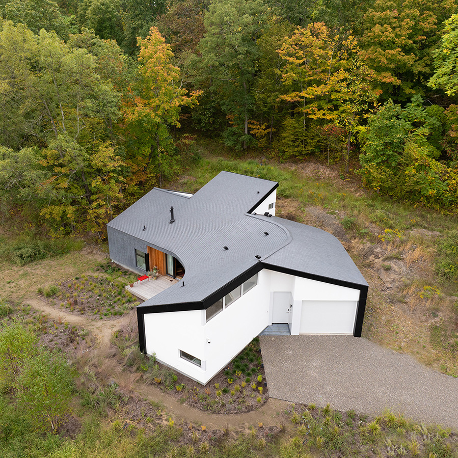 Tipologie tradițională reinterpretată pentru locuința unei artiste, în Germantown, New York, SUA