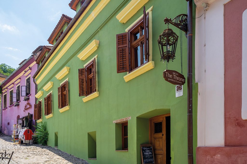The Throne M. Museum –  istorie și eleganță
