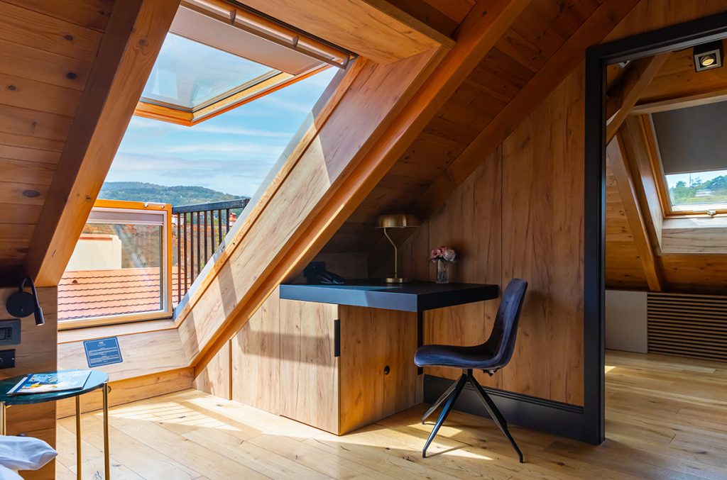 Schuster Boarding House: O bijuterie arhitecturală la poalele Tâmpei, pusă în valoare de ferestrele și balcoanele de mansardă VELUX