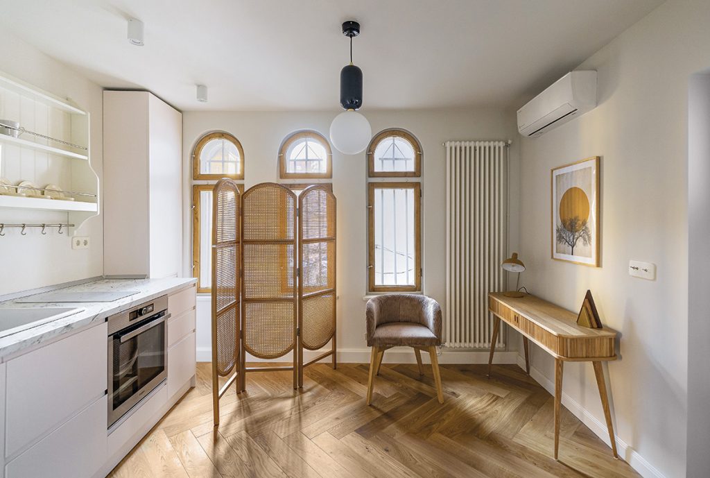 Interioare XS din România. Farmecul discret  al lemnului