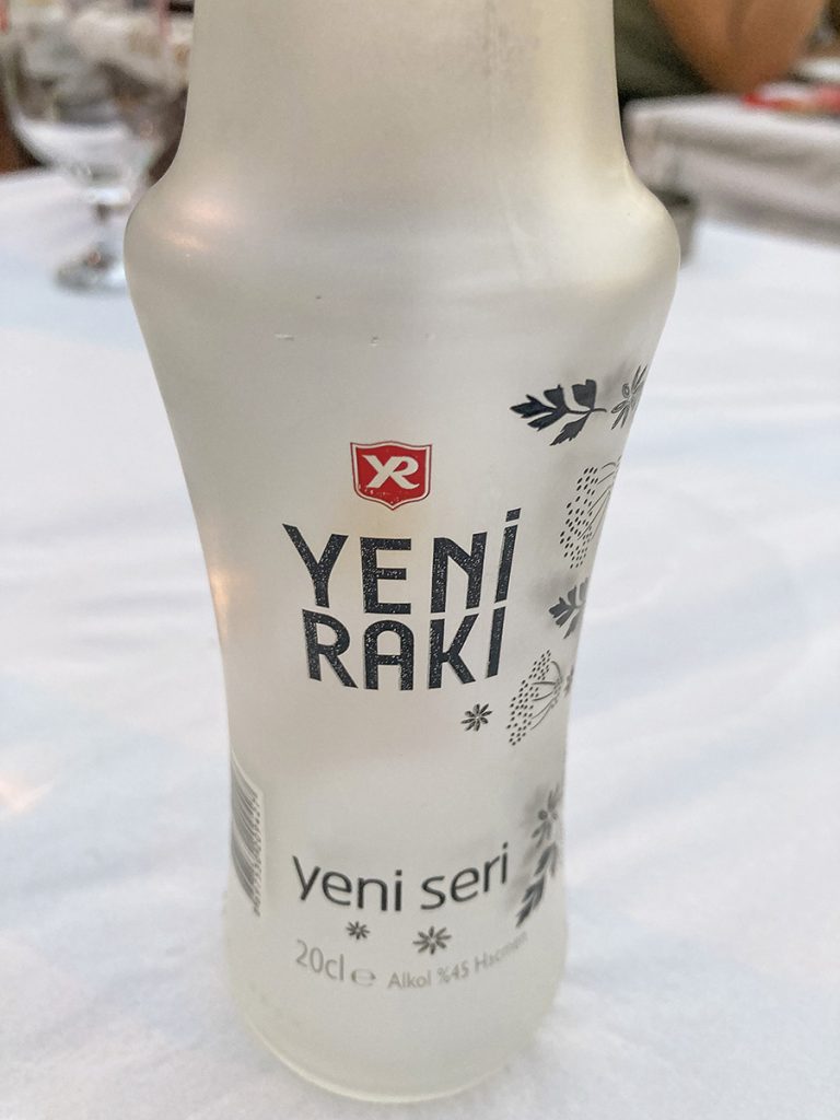 Sub semnul anasonului, la un pahar de raki sau două de ouzo
