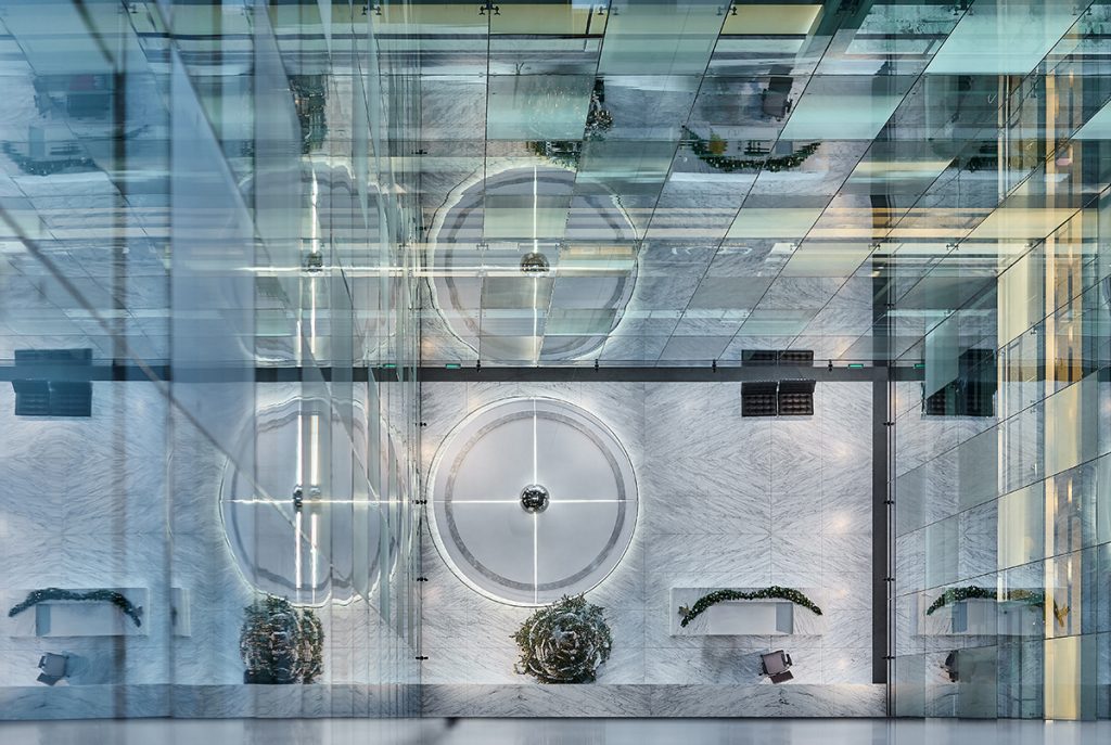 Mișcarea lumii într-un turn de sticlă: pendulul lui Foucault la București, la Charles de Gaulle Plaza