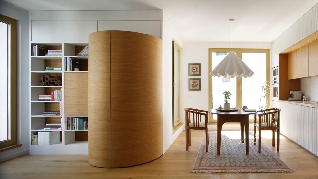 Camera din fața dulapului