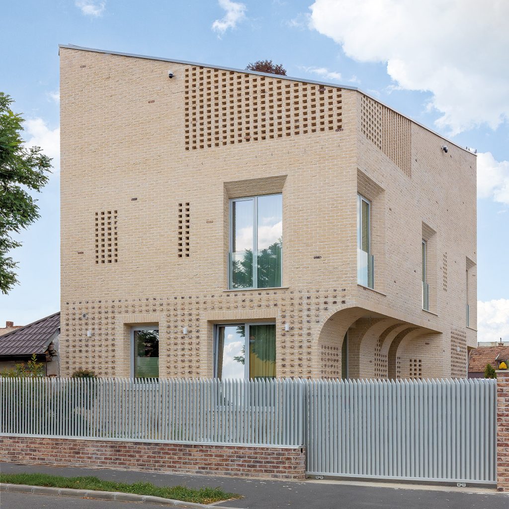 IG House. Expresia haptică a arhitecturii de cărămidă