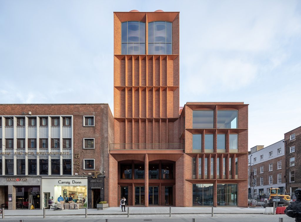 Cărămidă roșie pentru o clădire dedicată unui sport cu tradiție