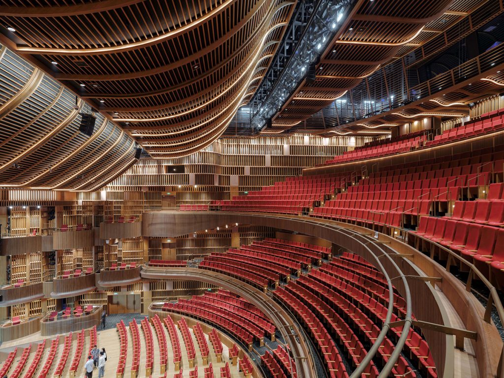 Tipologia clasică a arenei, reinterpretată pentru un dinamic cartier de afaceri. New Bund 31 Performing Arts Center, Shanghai