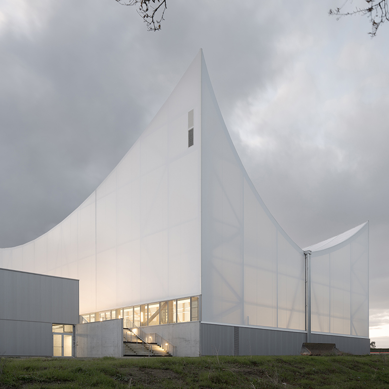 O identitate arhitecturală puternică pentru un complex dedicat mișcării. Centrul sportiv și cultural Marie-José Perec și sala de dans Josephine Baker, La Bouëxière, Ille-et-Vilaine, Franța
