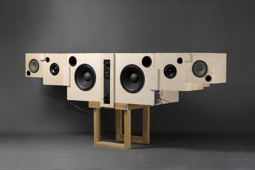 Sub semnul colaborării oneste a materialelor în designul lui Lucas Muñoz