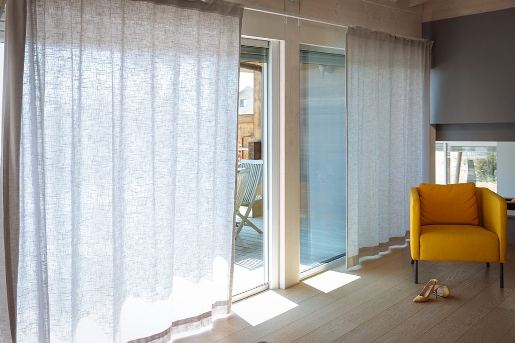 Perdele și draperii inteligente, pentru confortul caselor și un viitor sustenabil