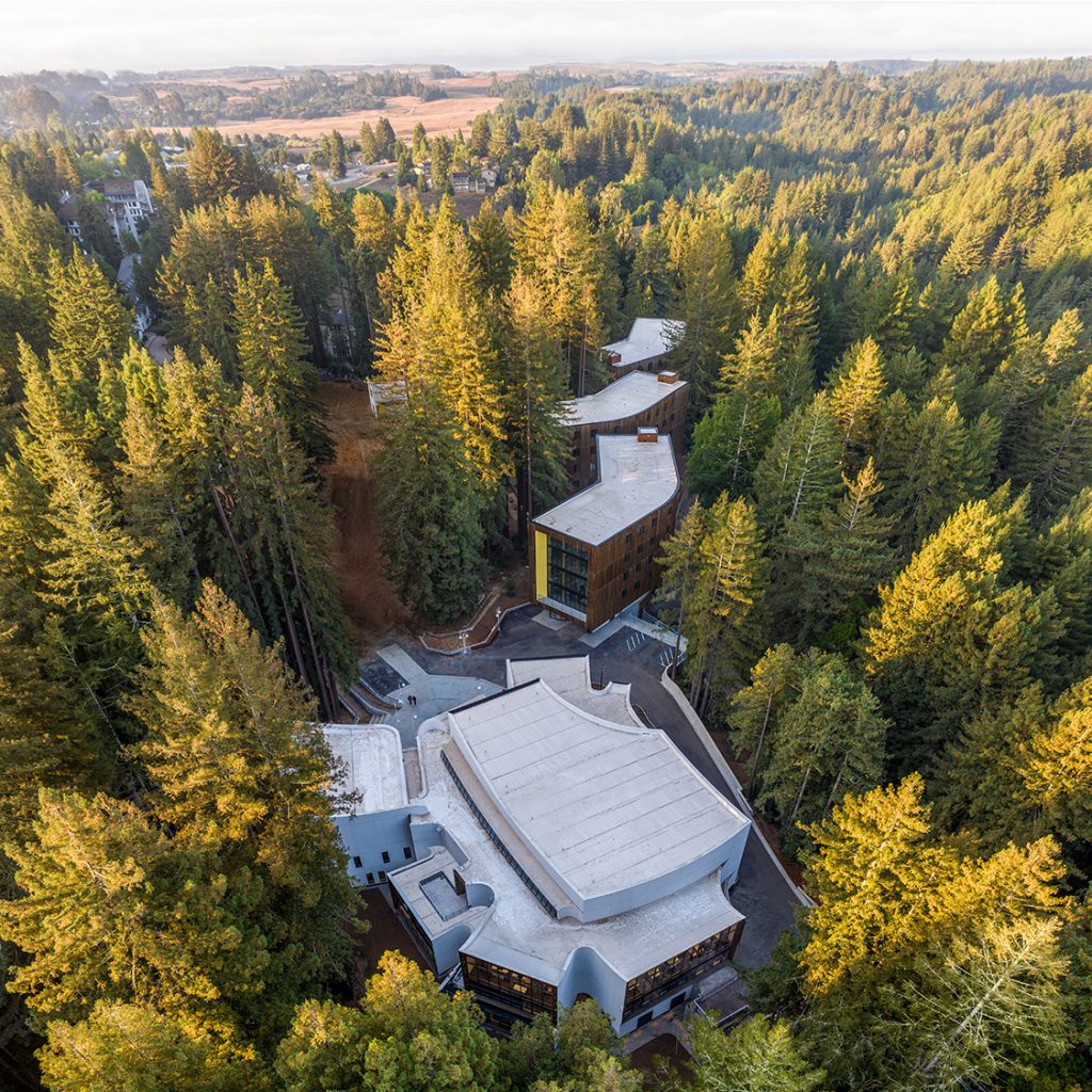 Continuitate, armonie cu natura și libertatea spiritului. Extinderea Colegiului Kresge, University of California, Santa Cruz, SUA