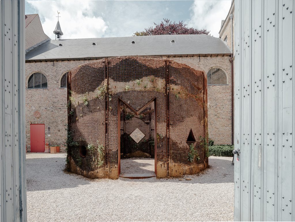 Istorie, natură și posibilitate. Earthsea Pavilion, o instalație Studio Ossidiana în cadrul Trienalei de la Bruges