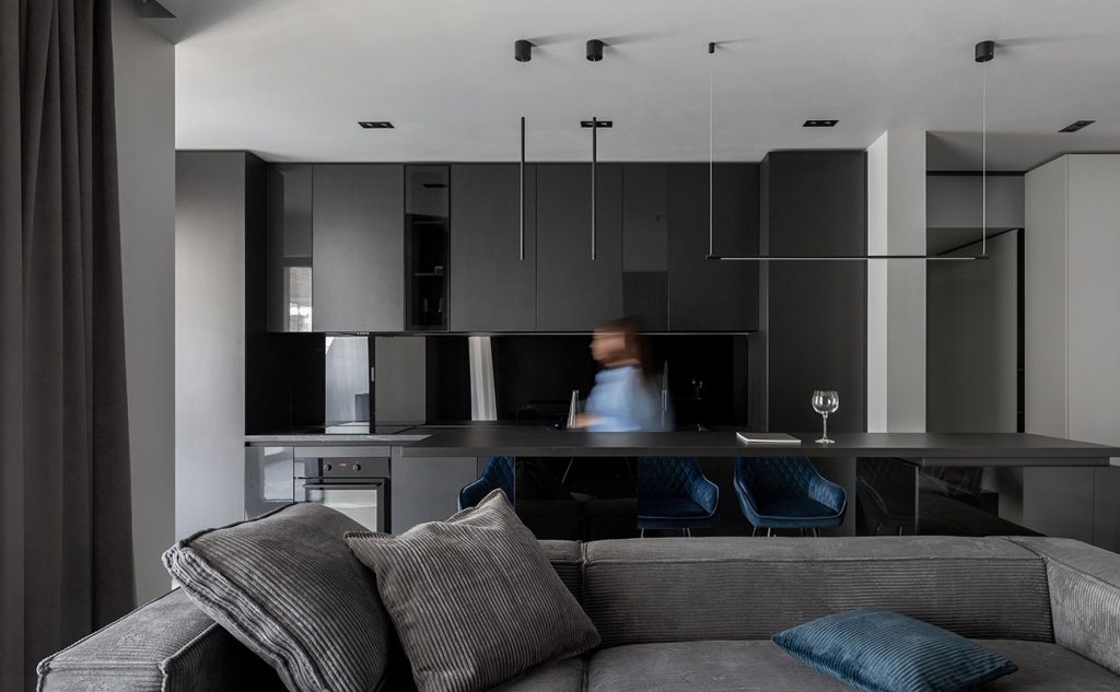 Minimalism rafinat, în tonuri închise, pentru un spațiu ușor adaptabil. Apartament DARK2ME