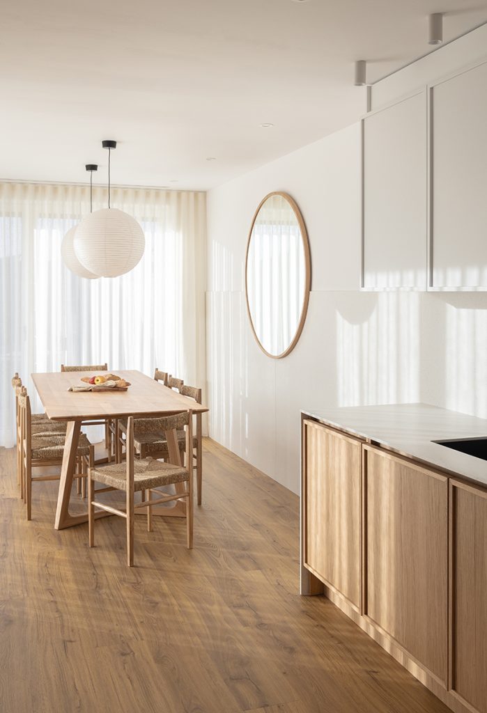 Un cadru esențializat și neutru pentru o locuire contemporană. CHP Pipera