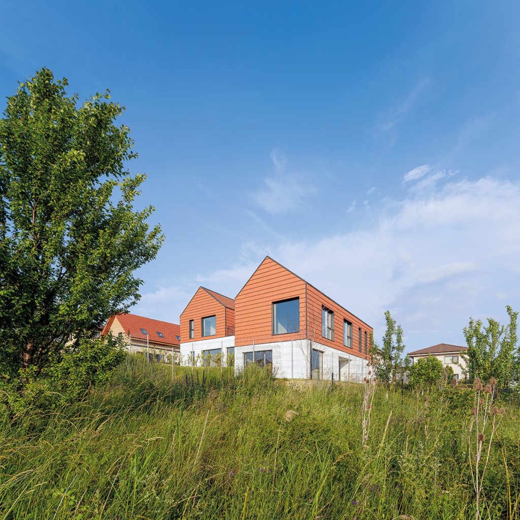 Locuințe cuplate, lângă Cluj-Napoca: arhetip rural, expresie contemporană
