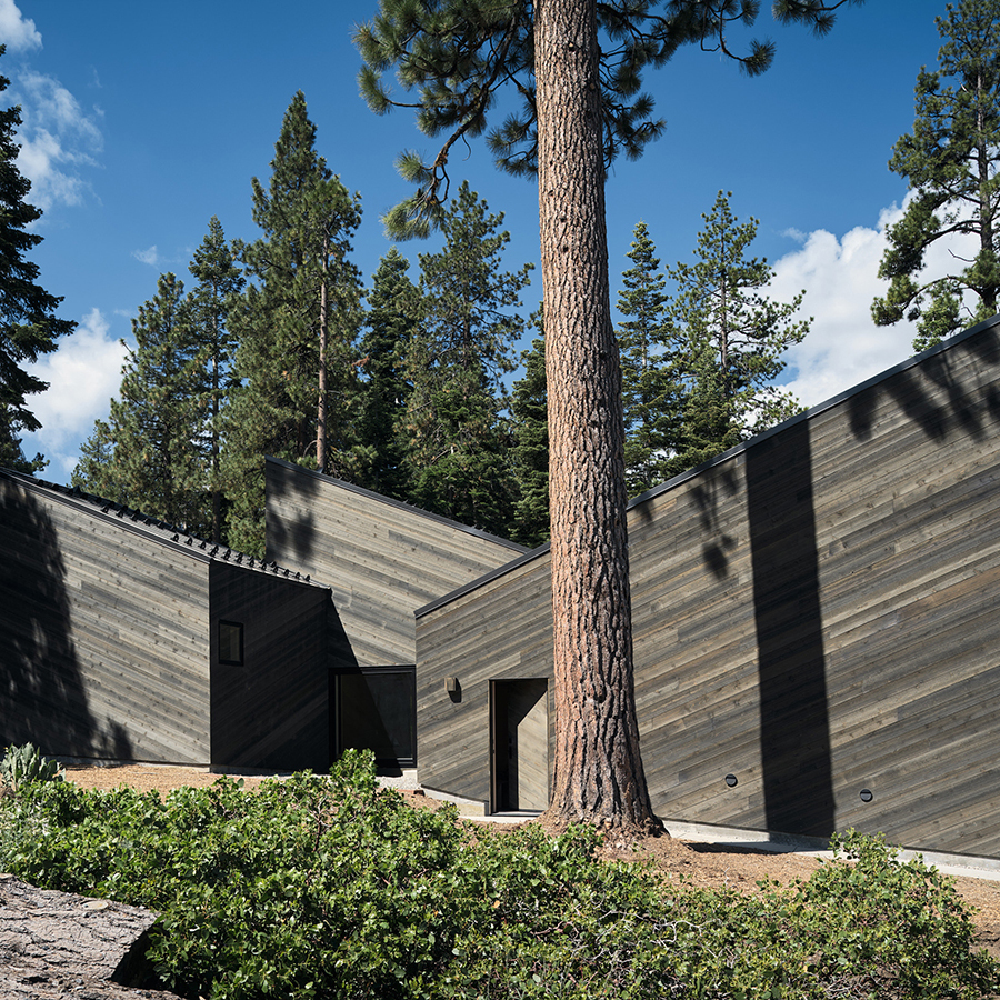 Arhitectură inspirată de pantele munților. Staggered Cabin, South Lake Tahoe, SUA