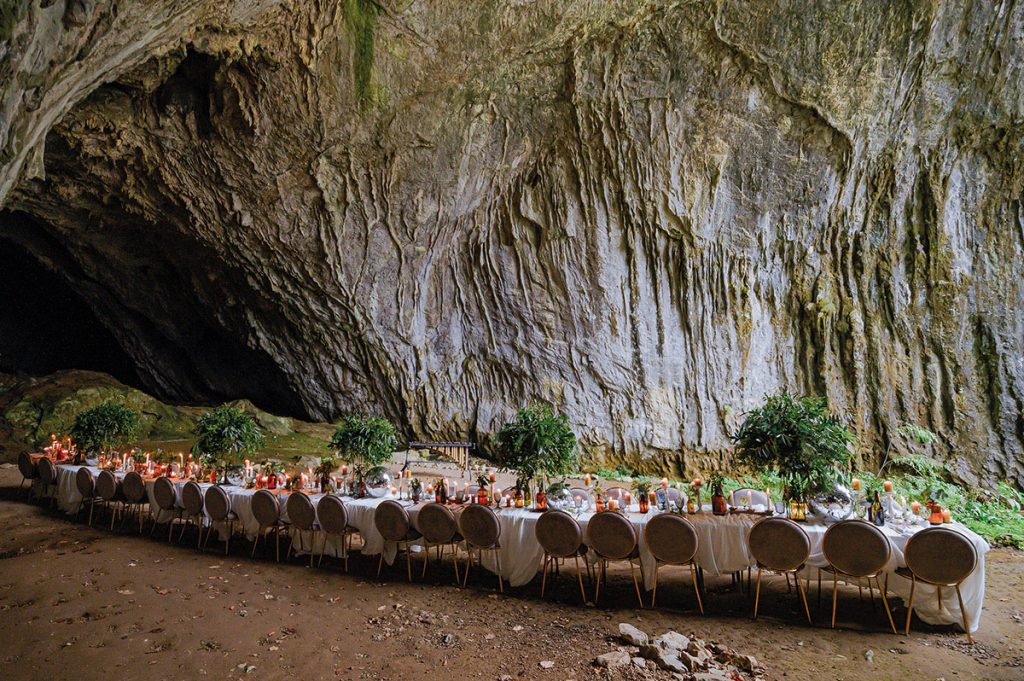 Când timpul stă în loc în jurul unei mese – în Peștera Meziad cu Bloom the World