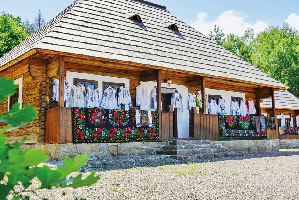 Ospitalitate și gastronomie la Vatra Boierească din Cacica