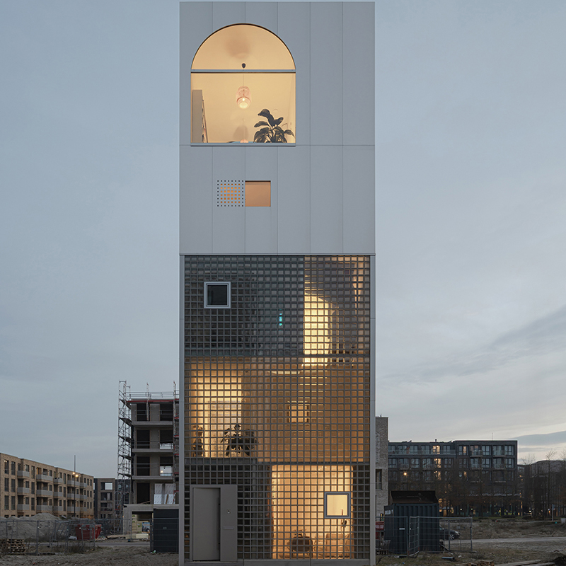 O locuință ca un peisaj vertical luminos și aerisit. Light House, Amsterdam