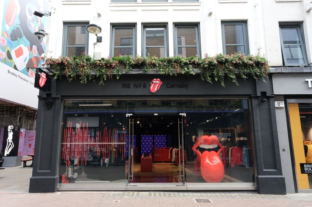 RS No. 9 Carnaby. Magazin dedicat trupei Rolling Stones, unic în lume, deschis în vibrantul cartier londonez Soho
