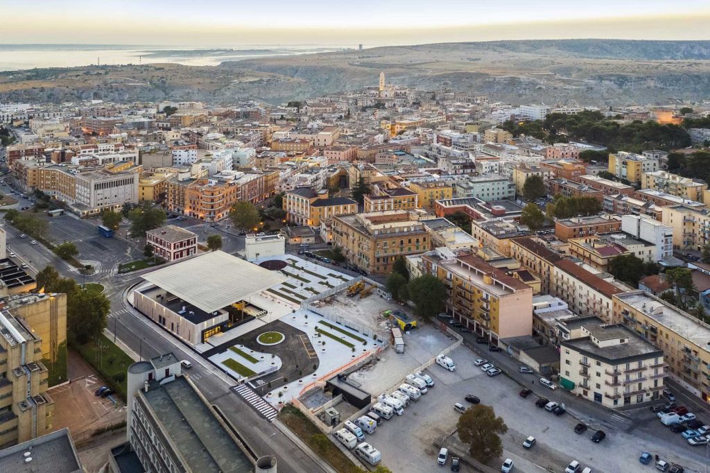 Între piață și acoperiș – Gara Matera Centrale