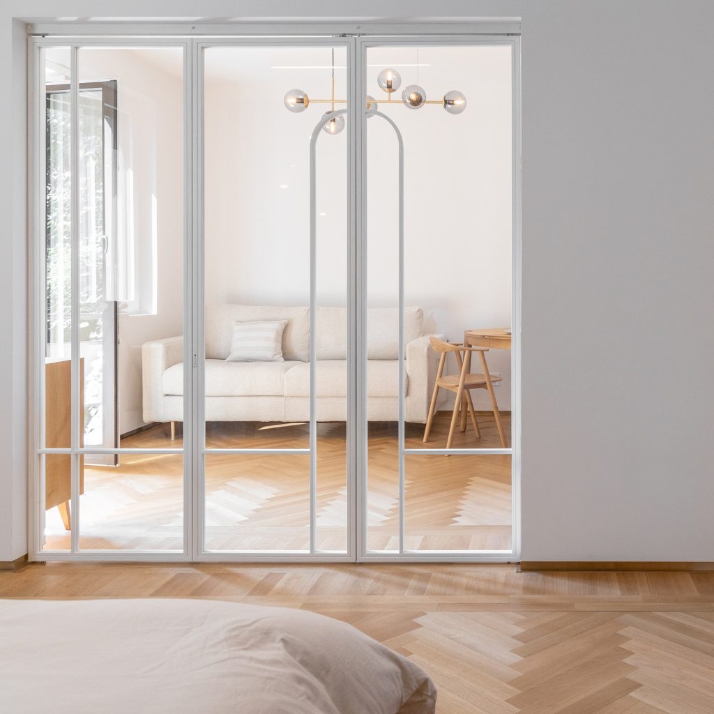 Scenografii în alb, lemn, alamă, pentru un apartament XS