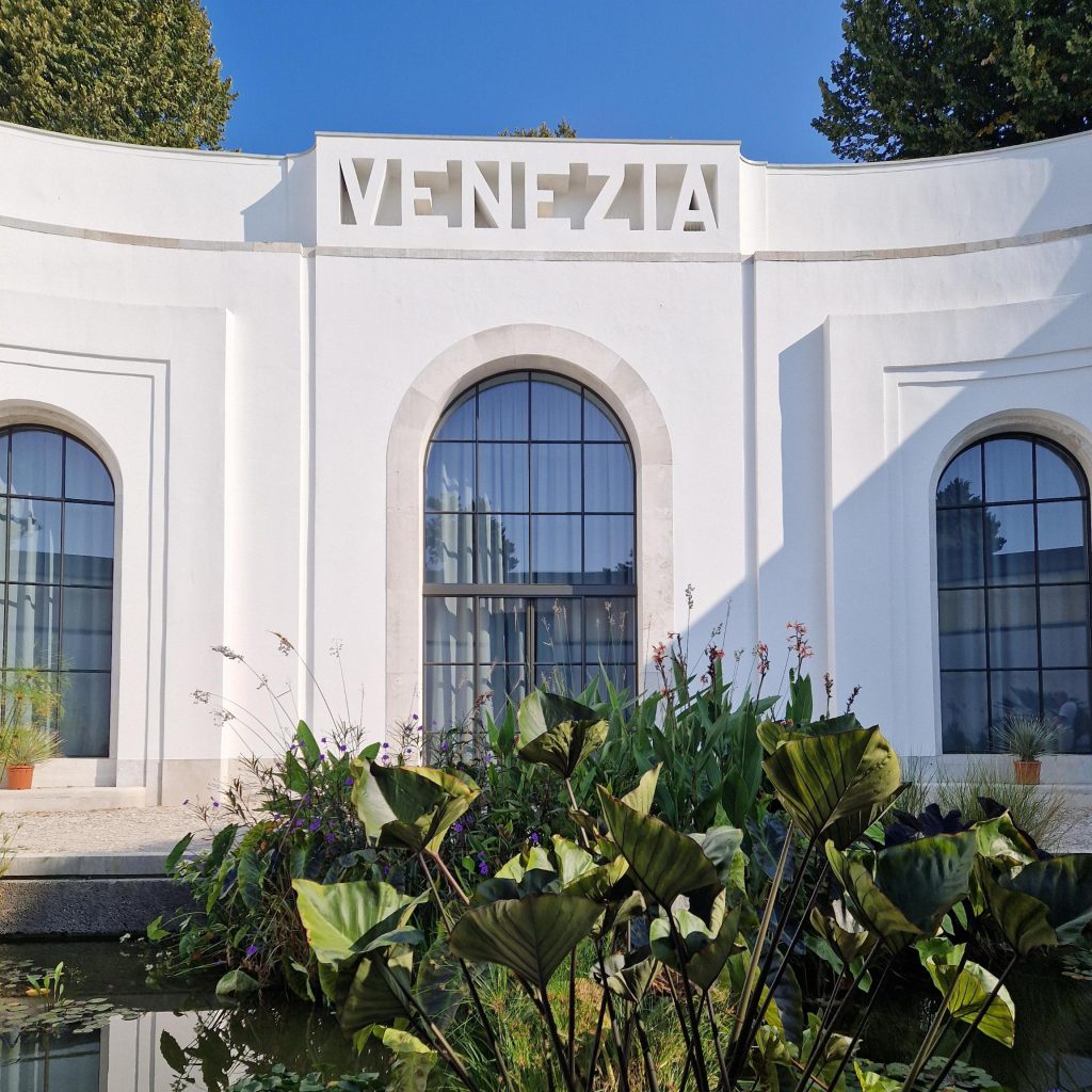 Vederi strâmbe: igloo în trecere pe la Bienala de Arhitectură de la Veneția