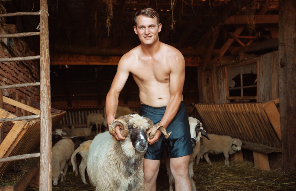 Banchiza Urbană: Mic portret de familie – PEOPLE OF ROMANIA