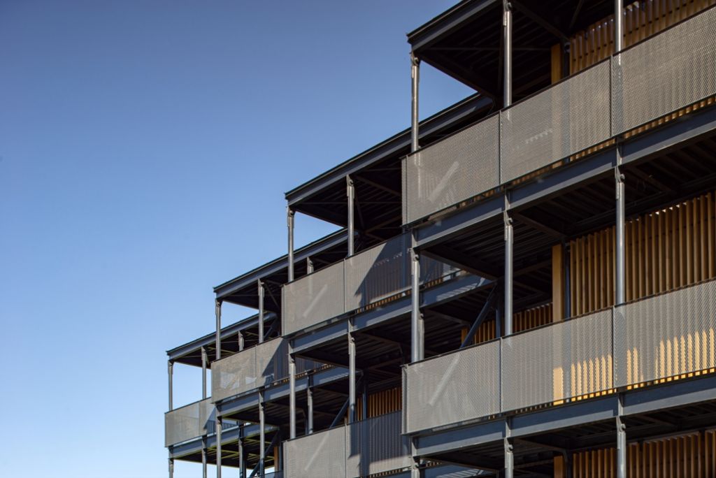 Public versus intim. Waterfront Residence Aparthotel by Fabrica de Arhitectură